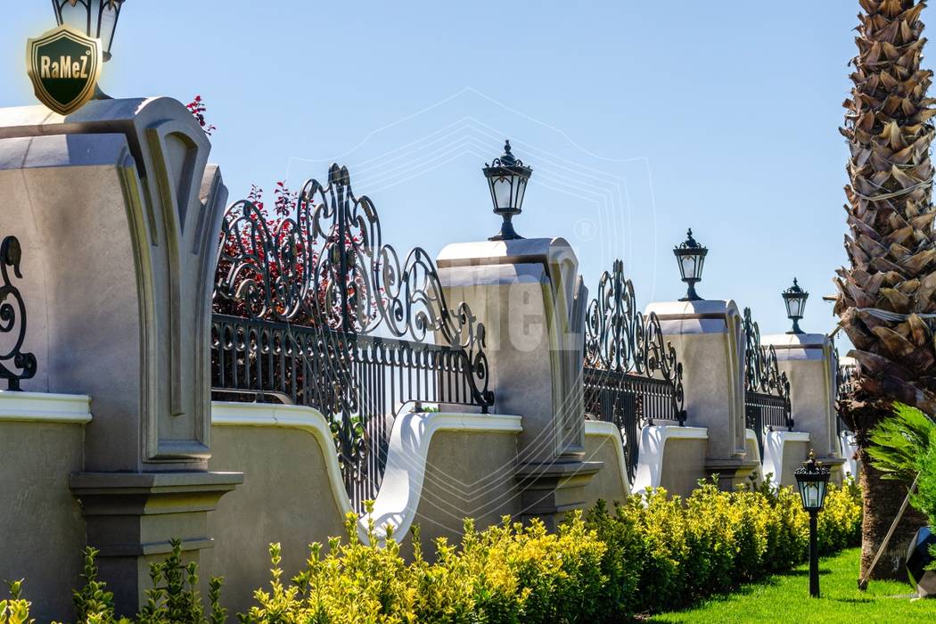 Alkent Göl Malikaneleri'nde bir malikanenin ferforje işleri, Ramez Ferforje Sanat Atölyesi Ramez Ferforje Sanat Atölyesi Front yard