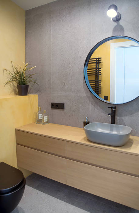 Baño HD Arquitectura d'interiors Baños de estilo minimalista Hormigón Baño en color mostaza, gris y madera