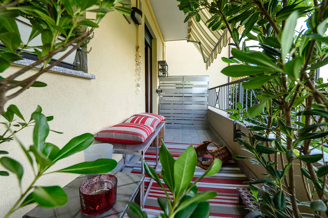 Terrazzo Essestudioarch Balcone, Veranda & Terrazza in stile moderno relooking, piante in vaso, panca metallo, tappeto a righe, cuscini, rosso, grigio, separé metallo