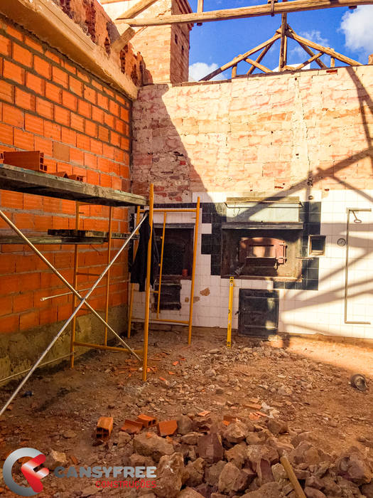 Início da obra de reabilitação do edifício do Forno para instalações da Casa dos Vinhos de Silves - Algarve PT, Grupo Cansyfree Grupo Cansyfree Ruang Penyimpanan Wine/Anggur Gaya Rustic