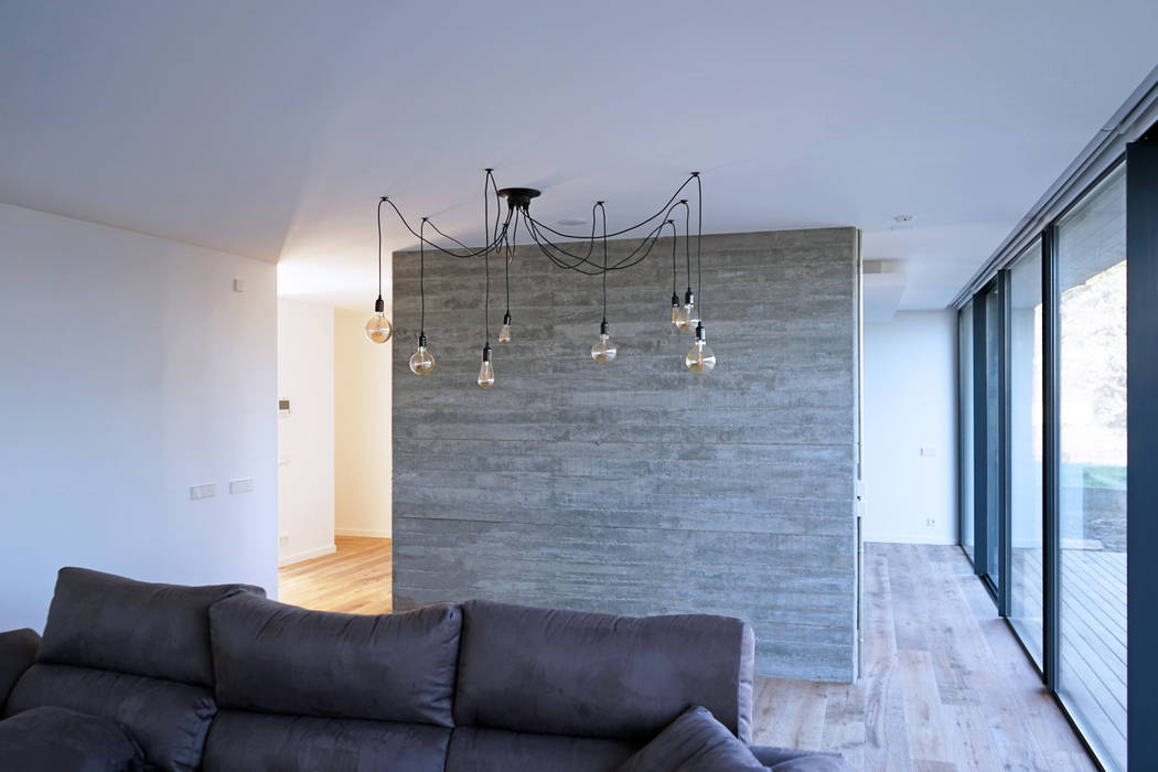 Vivienda en San Isidro AD+ arquitectura Salones de estilo moderno Madera Acabado en madera sala de estar, salón, muro de hormigón interior, lámpara de colgar, tarima de madera