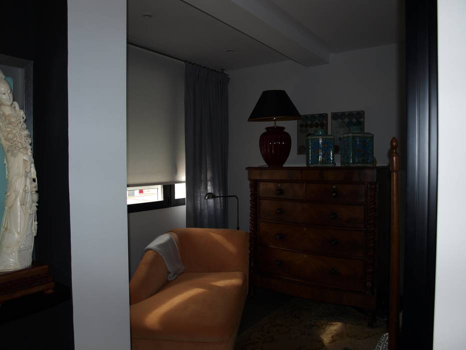 Proyecto de vivienda residencial. Adecuación integral en vivienda antigua, centro Madrid., Estudio RYD, S.L. Estudio RYD, S.L. Classic style bedroom Natural Fibre Beige Sofas & chaise longue