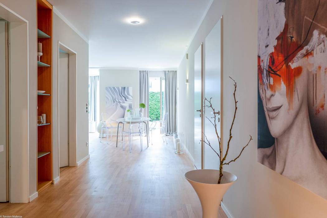 HOME STAGING - Verkaufsinszenierung einer Eigentumswohnung in München-Nymphenburg, Münchner home staging AGENTUR GESCHKA Münchner home staging AGENTUR GESCHKA Modern corridor, hallway & stairs