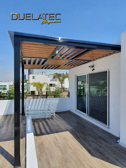 Pergolas elaboradas con Duelatec Elegance, Lamitec SA de CV Lamitec SA de CV Minimalist balcony, veranda & terrace Metal