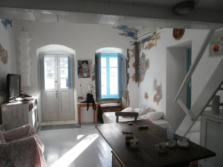 Ristrutturazione di una casa tradizionale nel kastro di parikia_Isola di Paros_Cicladi_Grecia, studio patrocchi studio patrocchi Living room