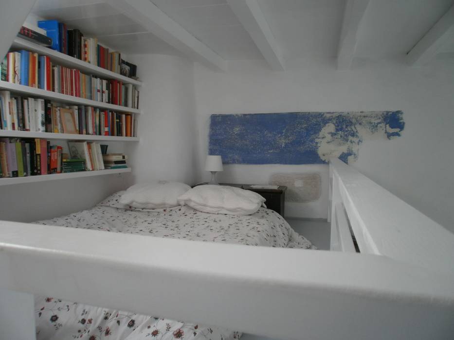soppalco studio patrocchi Camera da letto in stile mediterraneo soppalco