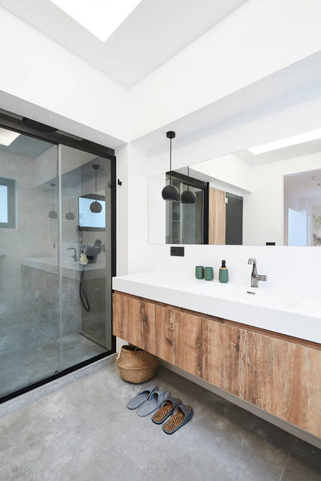 Salle de bain principale justinside Salle de bain minimaliste Béton salle de bain bois double évier noir beton