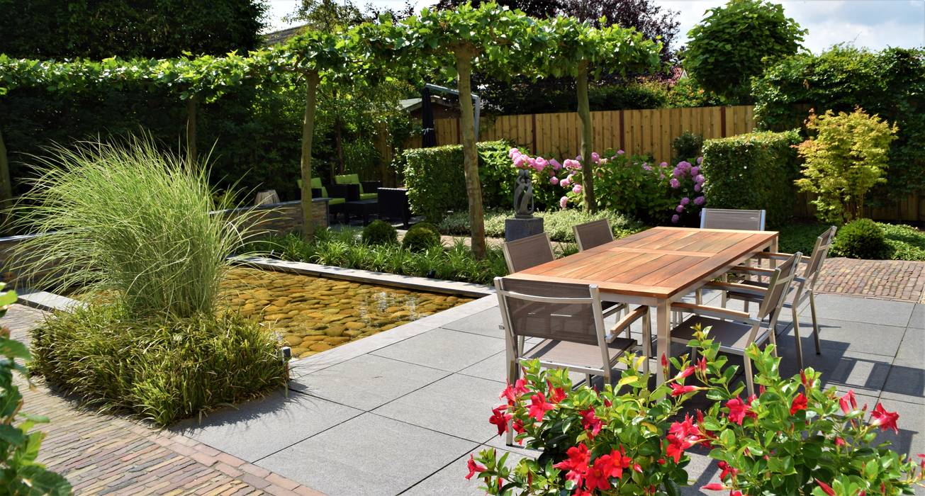 Strakke tuin met waterpartij Dutch Quality Gardens, Mocking Hoveniers Moderne tuinen