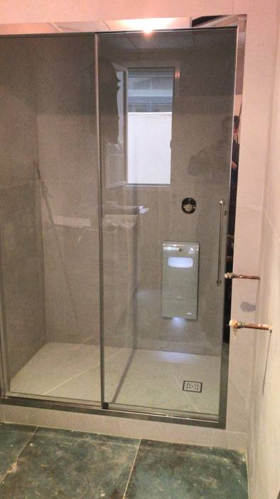 Baño Turco Effegibi con generador AQUASTEAM y puerta SPAZIOSLIDE, INSTALACIONES NAVARRO HERMANOS S.L. INSTALACIONES NAVARRO HERMANOS S.L. Парова лазня