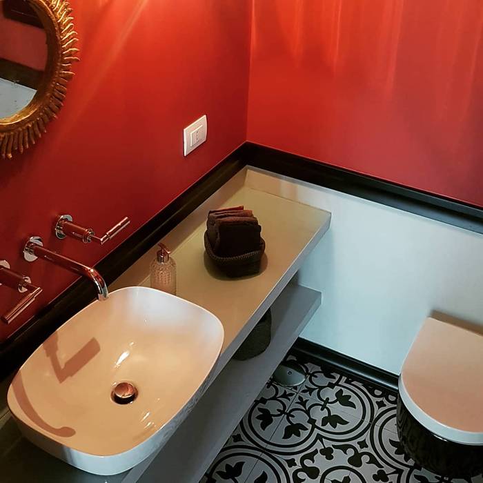 Piccolo bagno ospiti Clointeriors- Claudio Corsetti Bagno moderno bagno ospiti/bagno rosso/lavabo a ciotola/pavimento decorato