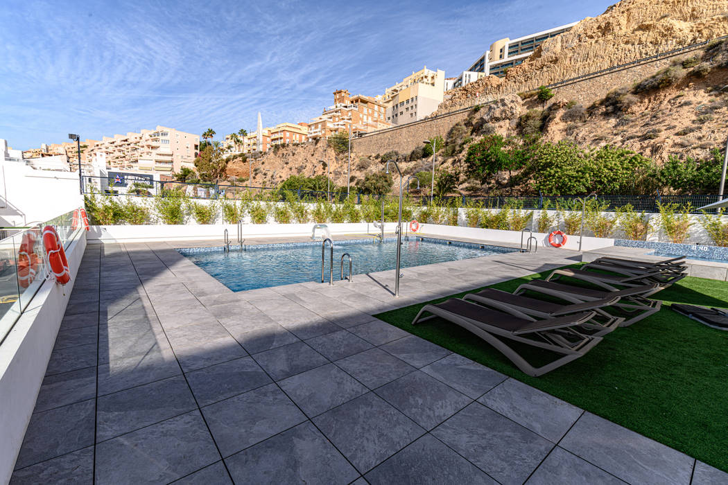 HOTEL AGUADULCE (ROQUETAS DE MAR-ALMERÍA), ROMESUR ROMESUR Piscinas de estilo moderno pavimento, gris, porcelánico, piscina