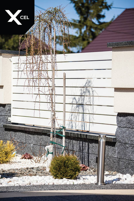 Mishmash. Nowoczesne ogrodzenie aluminiowe, XCEL Fence XCEL Fence Jardines en la fachada