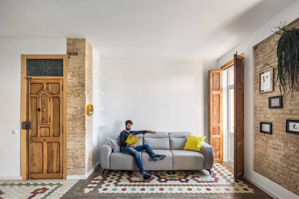 Home in Ruzafa tambori arquitectes Modern corridor, hallway & stairs