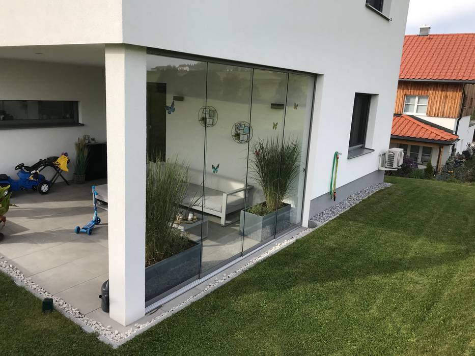 Moderne Terrassenverglasung von Schmidinger - Ganzglasoptik Schmidinger Wintergärten, Fenster & Verglasungen Moderner Balkon, Veranda & Terrasse Terrassenverglasung, rahmenlos, modern, Glasschiebetüren, Schmidinger