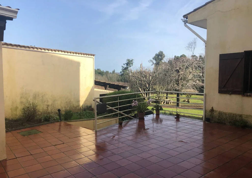 Moradia Independente T4 com piscina e terreno, BCimobiliária BCimobiliária Country style balcony, veranda & terrace