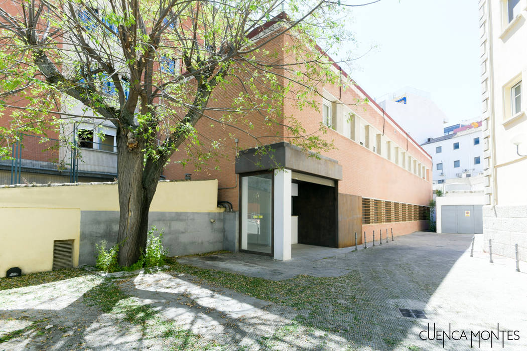 Salón de Actos de la Delegación Territorial de Salud de la Junta de andalucía, CUENCAMONTES arquitectura, ingeniería y medio ambiente CUENCAMONTES arquitectura, ingeniería y medio ambiente Living room