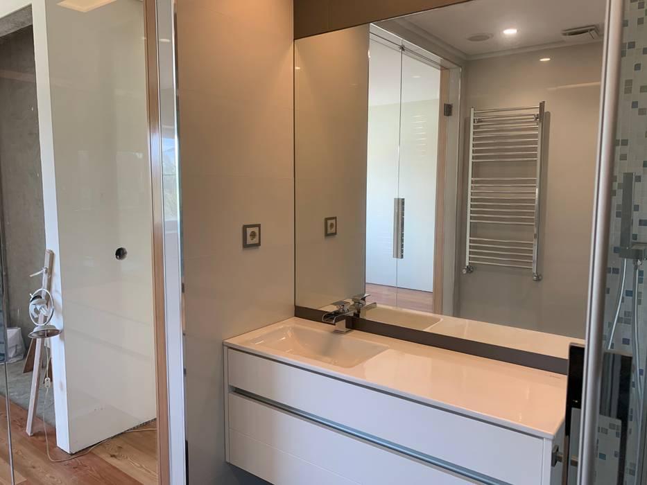 Moradia T4 com piscina, próximo da praia de Lavadores, BCimobiliária BCimobiliária Modern bathroom