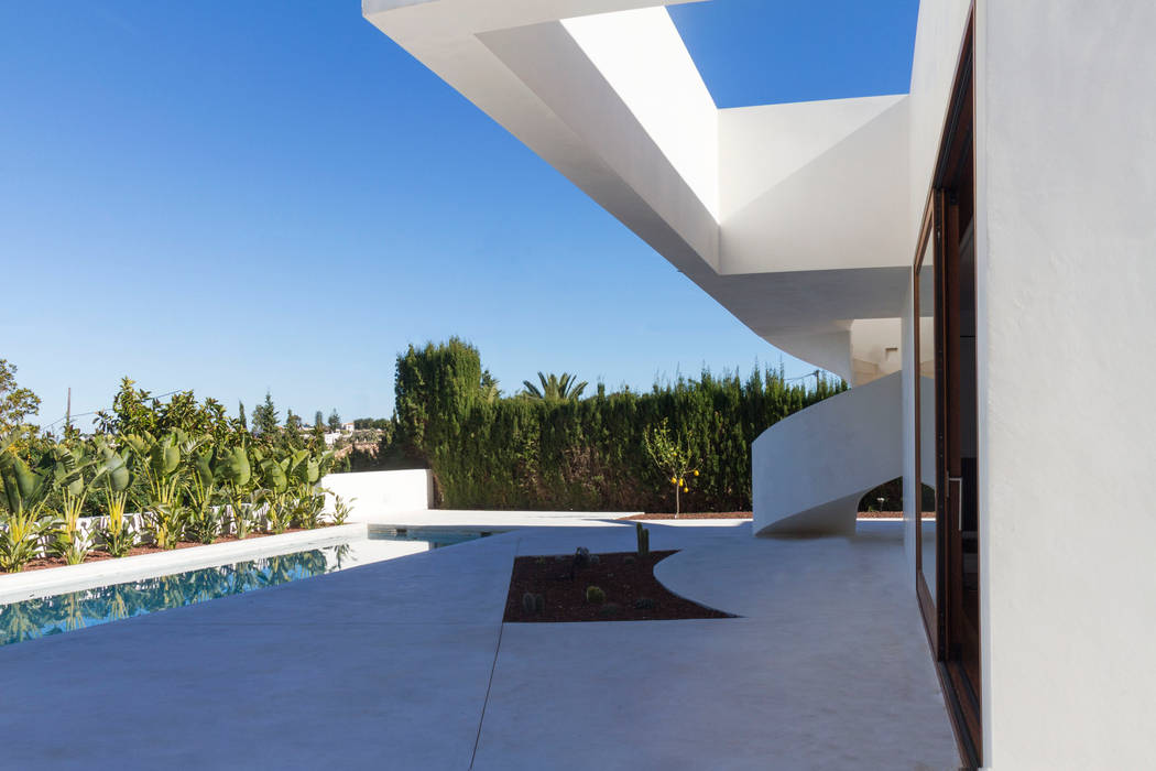 Modern patio house and pool Pwani Arquitectura Minimalist houses