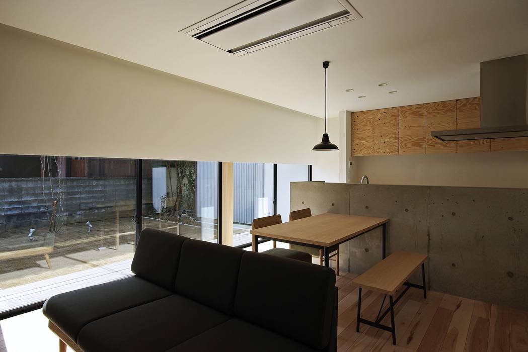 三本の家-sanbon, 株式会社 空間建築-傳 株式会社 空間建築-傳 Scandinavian style living room Wood Wood effect
