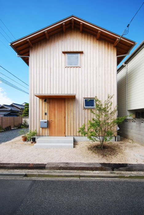 こうもとさんのいえ 神家昭雄建築研究室 モダンな 家 木 木目調