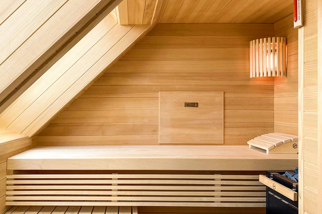 Moderne Sauna im Dachgeschoss | KOERNER Saunamanufaktur, KOERNER SAUNABAU GMBH KOERNER SAUNABAU GMBH 水療