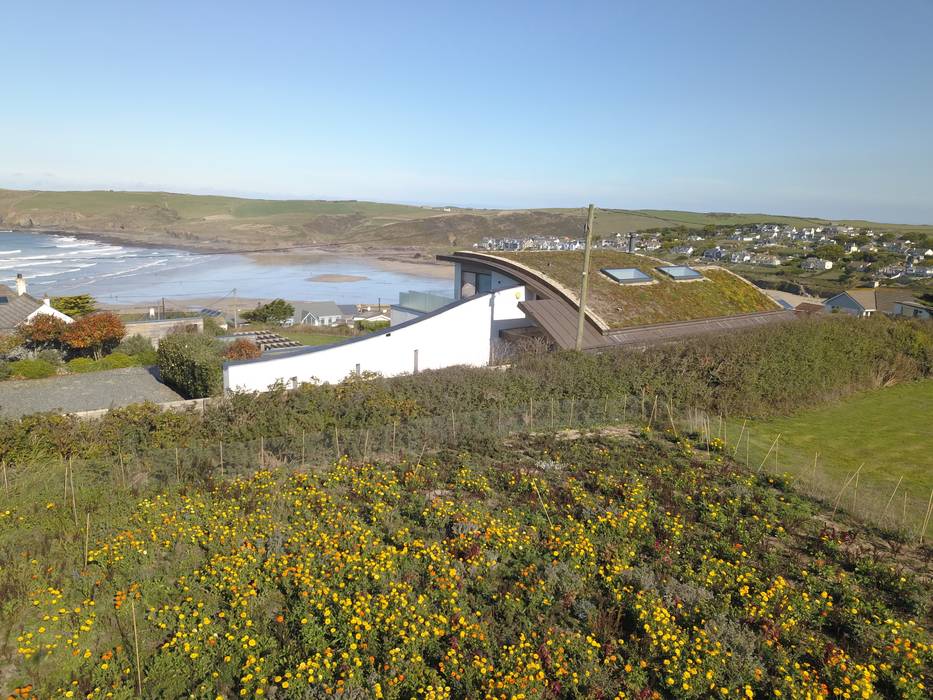 Beachfront new build property by Arco2 Arco2 Architecture Ltd Крыши new build Polzeath, new build cornwall, polzeath, cornwall, ecofriendly, eco friendly, sustainable, environmentally friendly, green roof, sea views