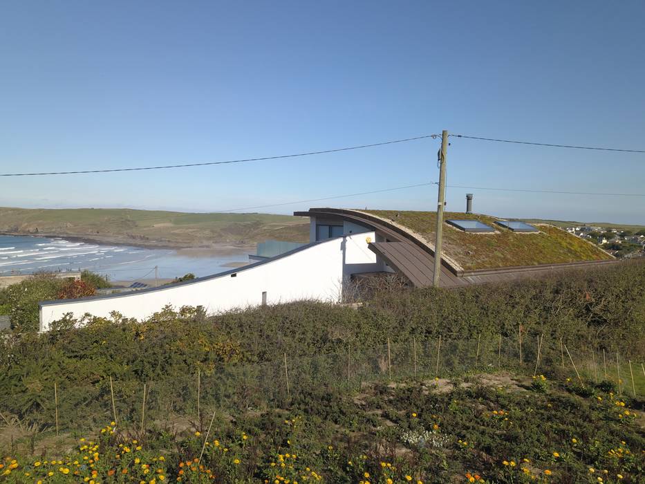 Beachfront property with green roof. Arco2 Architecture Ltd Roof new build Polzeath, new build cornwall, polzeath, cornwall, ecofriendly, eco friendly, sustainable, environmentally friendly, green roof, sea views