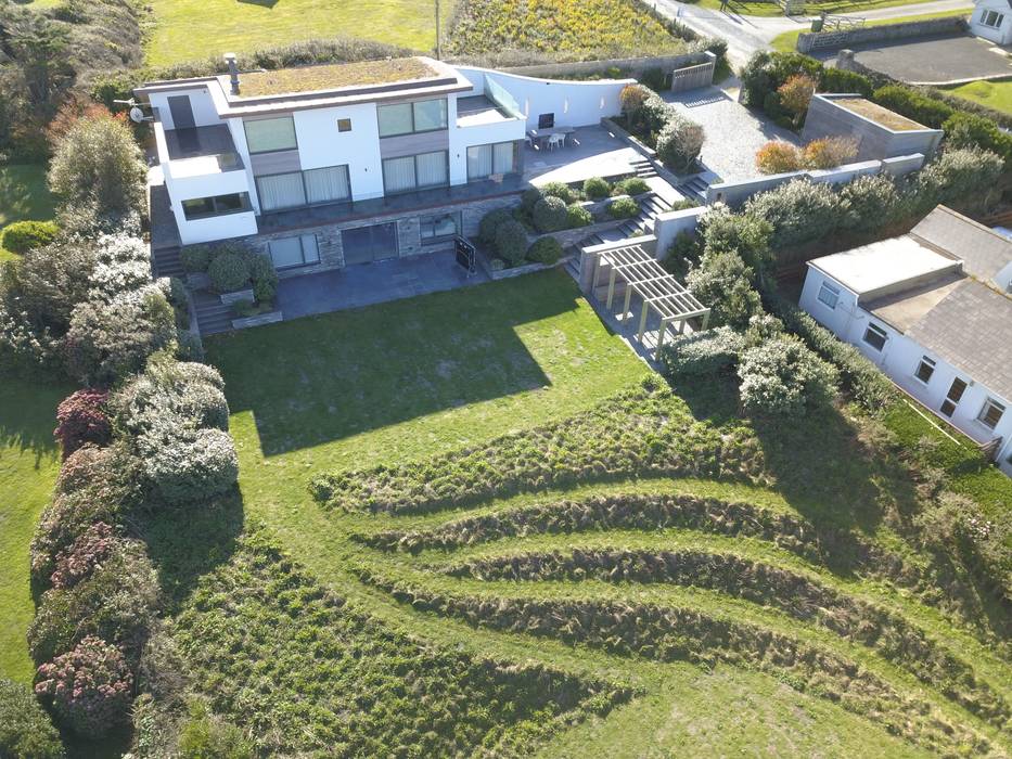 Sustainably build new build property in Cornwall Arco2 Architecture Ltd Modern garden new build Polzeath, new build cornwall, polzeath, cornwall, ecofriendly, eco friendly, sustainable, environmentally friendly, green roof, sea views