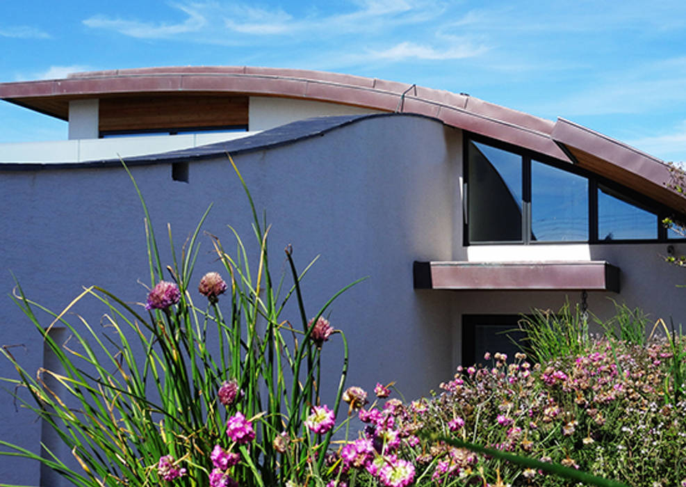Curved Green Roof Arco2 Architecture Ltd Rumah Modern new build Polzeath, new build cornwall, polzeath, cornwall, ecofriendly, eco friendly, sustainable, environmentally friendly, green roof, sea views