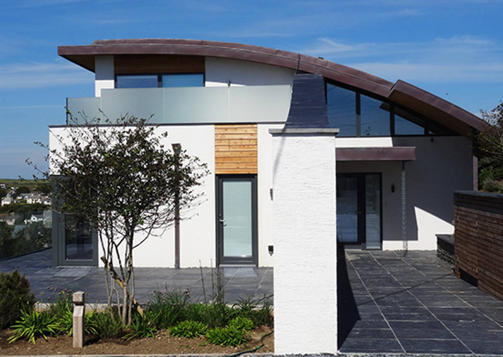 Modern building with a curved roof Arco2 Architecture Ltd Balkon, Beranda & Teras Modern new build Polzeath, new build cornwall, polzeath, cornwall, ecofriendly, eco friendly, sustainable, environmentally friendly, green roof, sea views