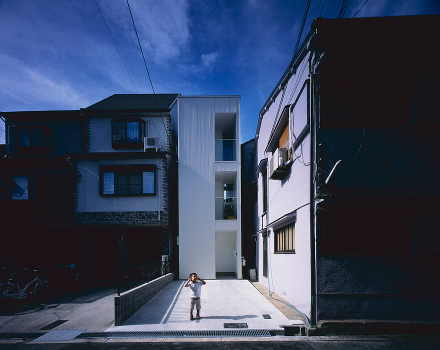 House-mobe, タカヤマ建築事務所 タカヤマ建築事務所 モダンな 家 雲,空,窓,建物,青い,Azure,アーバンデザイン,日光,路面,材料特性