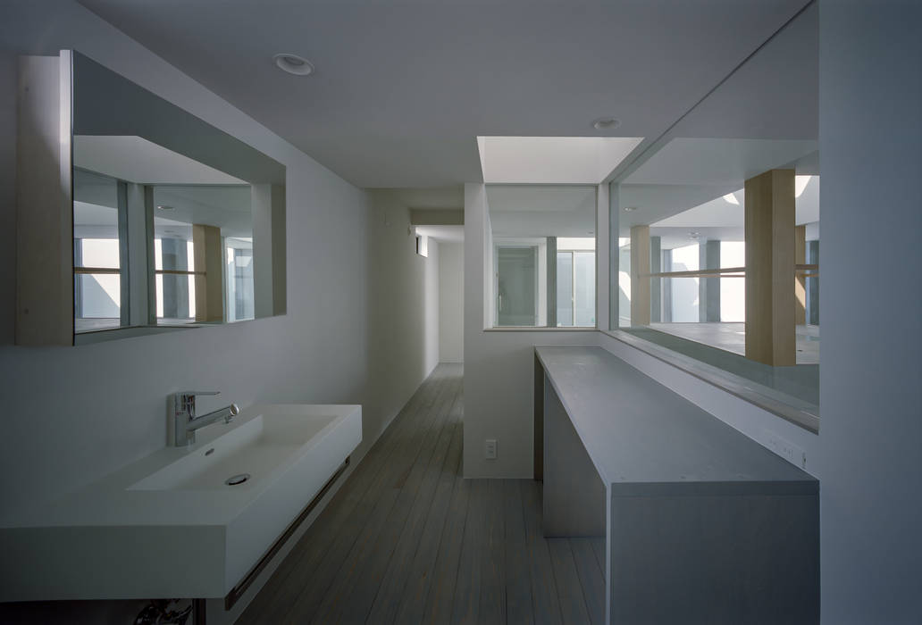 プライバシーを守りながら光を取り入れる家, 藤原・室 建築設計事務所 藤原・室 建築設計事務所 Modern bathroom