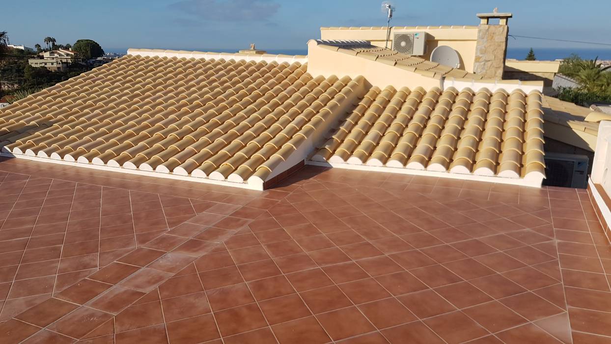 Dach mit Aufdämmung, Tejado con Aislamiento Termico, Hemme & Cortell Construcciones S.L. Hemme & Cortell Construcciones S.L. Hipped roof Bricks