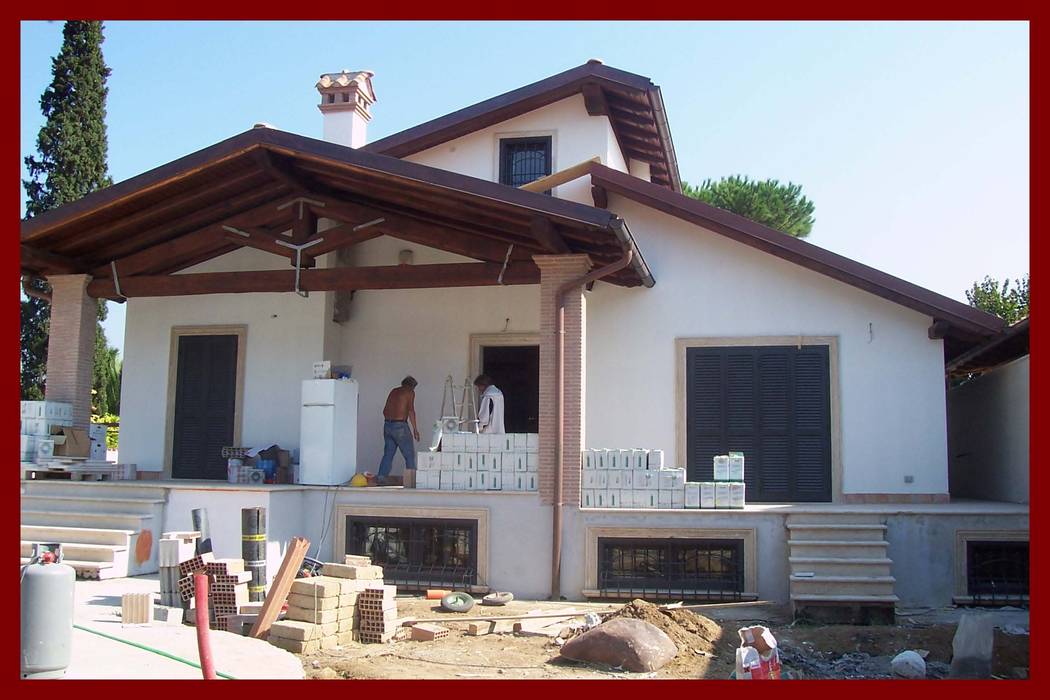 FOTO 1 " Prospetto ingresso corso d'opera" homify Case classiche Legno Effetto legno Villa in costruzione