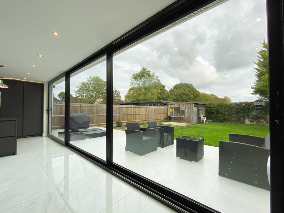 Pinner Loft Conversion & Full House Refurb, The Market Design & Build The Market Design & Build Puertas modernas Puertas