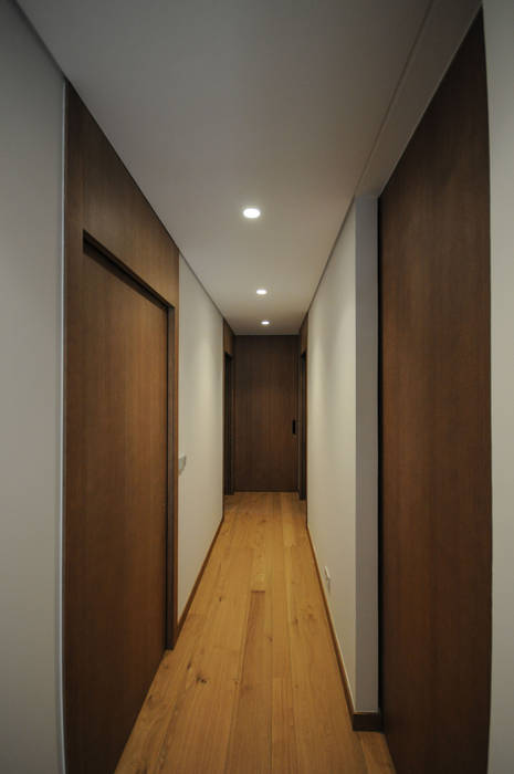 Distribuidor DoA diseño original, arquitectura Puertas modernas piso reforma tabiques luz amplitud madera blanco neutro cristal vivienda pasillo altas