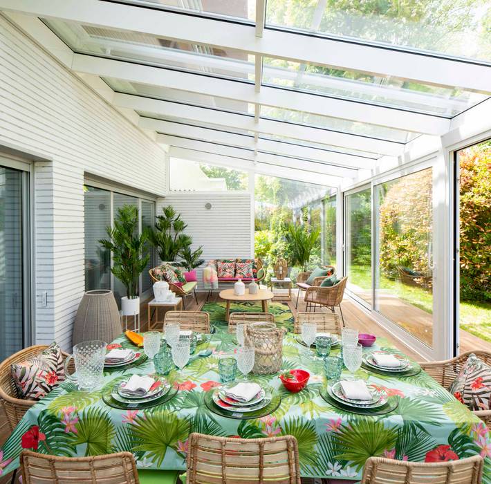 Sala de estar y comedor en terraza interior Sube Interiorismo Balcones y terrazas de estilo tropical Planta,Propiedad,Ventana,Edificio,Mesa,Botánica,Verde,Encendiendo,Diseño de interiores,Arquitectura