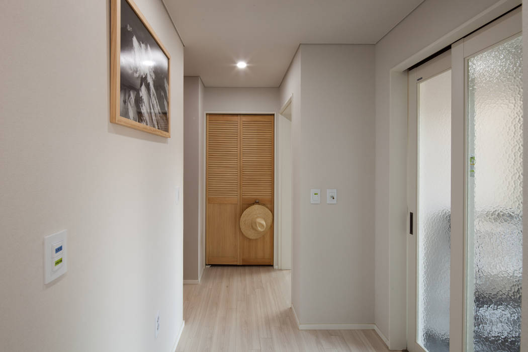 [양평전원주택] 겨울과 잘 어울리는 노출콘크리트 "WHITE HOUSE", 위드하임 Withheim 위드하임 Withheim Modern Corridor, Hallway and Staircase