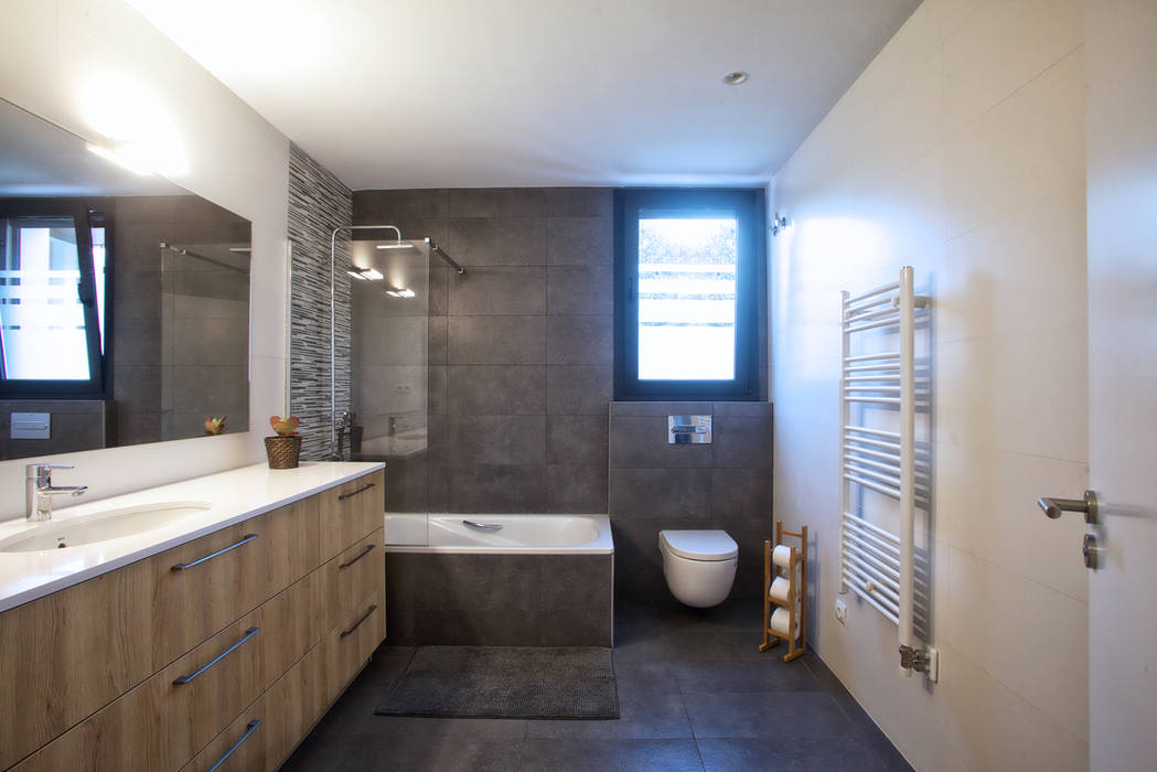 240 sqm Casa, Valldoreix, Barcelona, Shani Eck Shani Eck Phòng tắm phong cách hiện đại