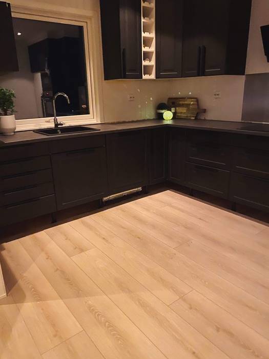 Stylish Open plan living room, London STAAC Built-in kitchens Wood Wood effect kitchen, open plan, modern, dark, modern home, black, white walls, granite sink,