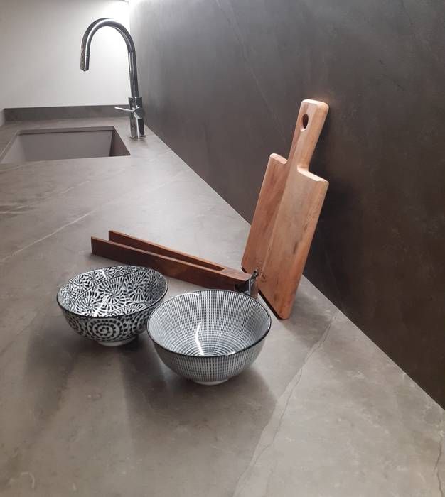 Piano di lavoro in dekton StudioA di Annalisa Mapelli Cucina moderna rubinetteria, barra led sottopensile, dekton, lavello stampato