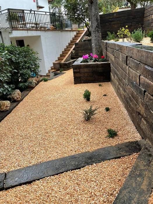 Contención de tierras con traviesas de tren de roble, JARDINERIA DEL VALLES JARDINERIA DEL VALLES Vườn phong cách mộc mạc