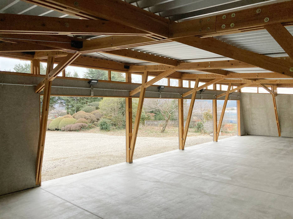 角田の木造ガレージ内観 昼 シャッター開放 宇和建築設計事務所 ガレージ車庫 木 灰色 Homify