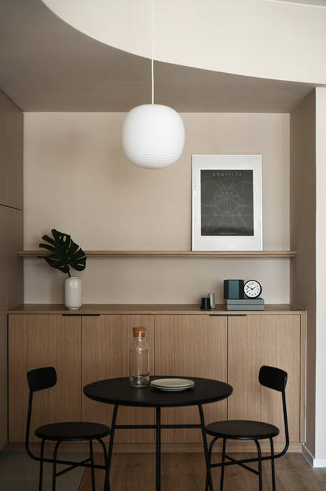LITI Residence homify Minimalist dining room Table,Furniture,Property,Building,Wood,Interior design,Lighting,Chair,Flooring,Floor
