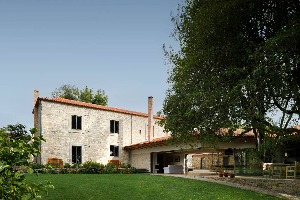 Casa da Calçada, Ren Ito Arquiteto Ren Ito Arquiteto Casas rústicas