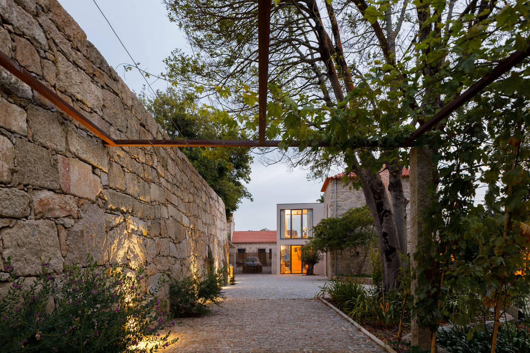 Casa da Calçada, Ren Ito Arquiteto Ren Ito Arquiteto Dinding & Lantai Gaya Rustic