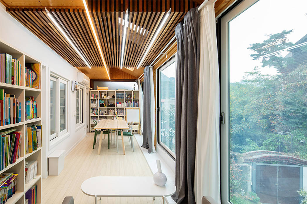 The House with Mountain - 산이 있는 집, 지오아키텍처 지오아키텍처 Balcones y terrazas de estilo moderno