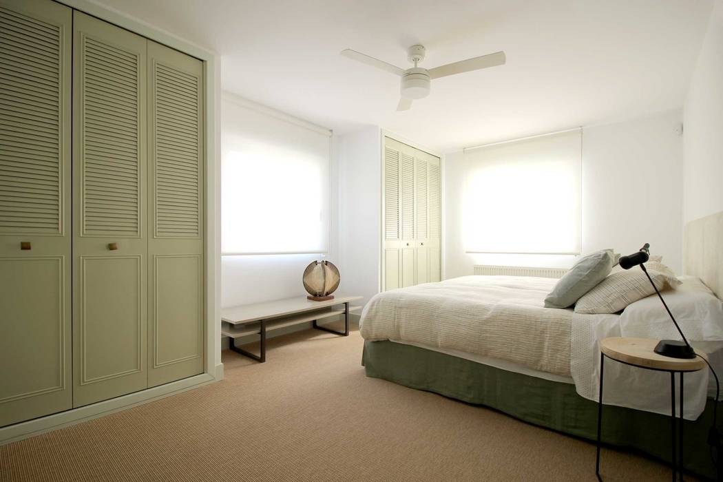Dormitorio principal fic arquitectos Dormitorios de estilo mediterráneo verde, dormitorio, alfombra, moqueta, ventilador, armarios