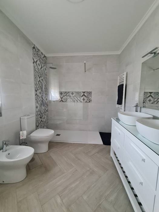 Instalação Sanitária Decor-in, Lda Casas de banho mediterrânicas Cerâmica base de duche, vidro fixo, cerâmica