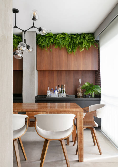 Jantar integrado com cozinha gourmet DCC by Next arquitetura Salas de jantar modernas Madeira Efeito de madeira sala de jantar, madeira, plantas, espaço gourmet, bar, mármore